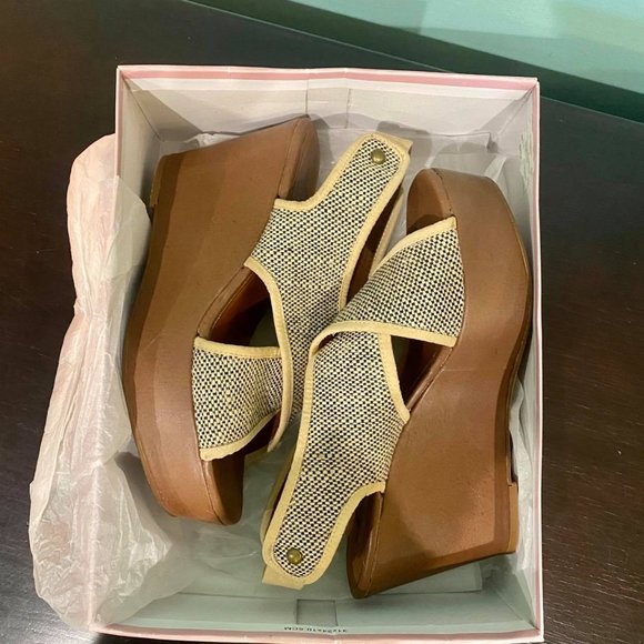 CROWN VINTAGE Beige Canvas Wedge Slip On Open Toe - Picture 2 of 9